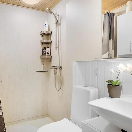 Lovely Renovated With A Wilderness Bath And Fenced Grounds *