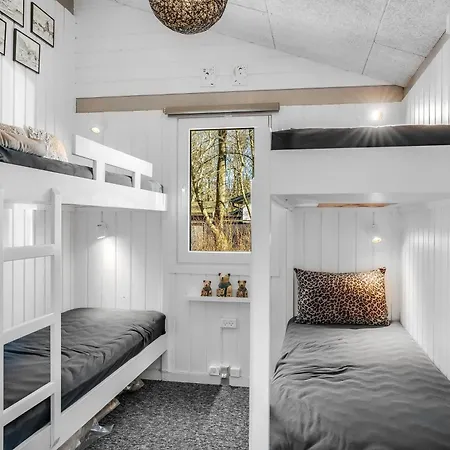 Lovely Renovated With A Wilderness Bath And Fenced Grounds