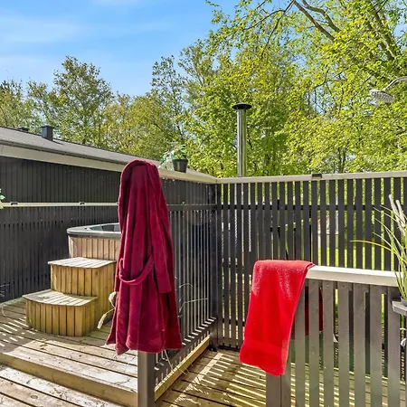 Lovely Renovated With A Wilderness Bath And Fenced Grounds *