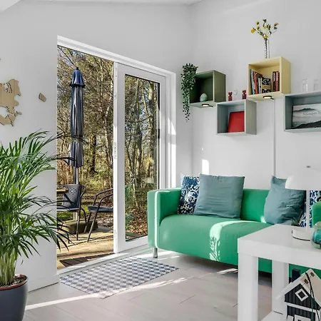 Lovely Renovated With A Wilderness Bath And Fenced Grounds