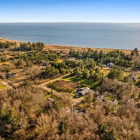 Lovely Renovated With A Wilderness Bath And Fenced Grounds *