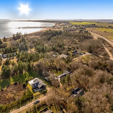 Lovely Renovated With A Wilderness Bath And Fenced Grounds *